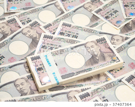 日本円の紙幣（百万円の札束と一万円札） 37407364