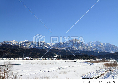 姫川河畔から望む冬の頸城山塊 37407639