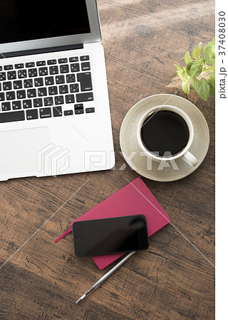 ノートパソコンとコーヒー（休憩イメージ 真俯瞰） 37408030