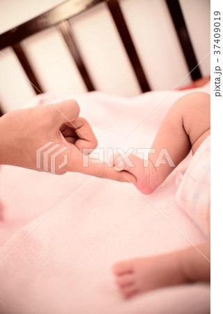 赤ちゃんと握手 37409019