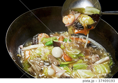 あんかけ炒め調理中 あんかけ炒め調理中 37409193
