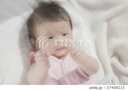 ファイティングポーズをする赤ちゃんの写真素材