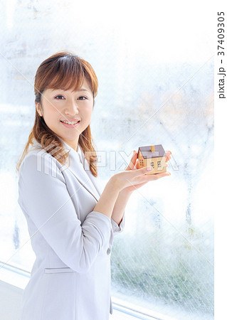 働く女性　ミニチュアハウスを持つOL　 37409305