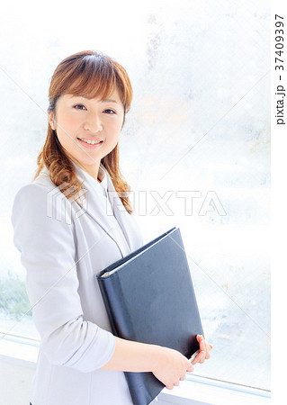 働く女性 資料を持つOL 働く女性 資料を持つOL 37409397