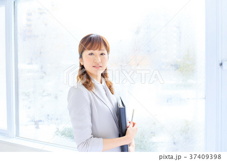 働く女性　資料を持つOL 37409398