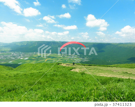 大観峰でパラグライダー 大観峰でパラグライダー 37411323
