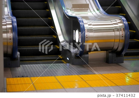 エスカレーター 37411432