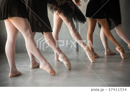 Young women dance ballet 37411554