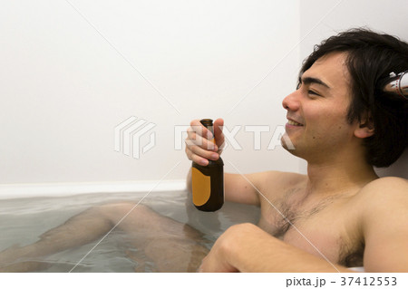 お風呂に入る男性 お風呂に入る男性 37412553