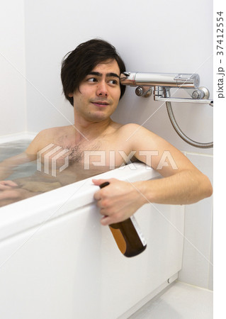 お風呂に入る男性 37412554