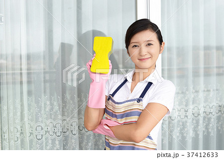 お掃除をする女性 お掃除をする女性 37412633