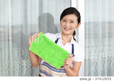 お掃除をする女性 37412659