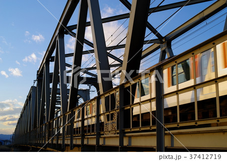 夕陽を浴びる鉄橋 東武東上線入間川橋梁 橋詰から標準画角 g 橋脚無し 列車通過中台車あり 対岸まで 夕陽を浴びる鉄橋 東武東上線入間川橋梁 橋詰から標準画角 g 橋脚無し 列車通過中台車あり 対岸まで 37412719
