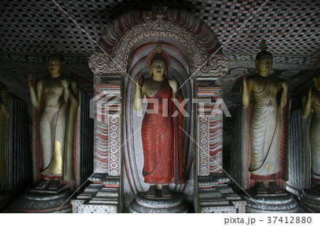 スリランカのダンブッラ石窟寺院 37412880