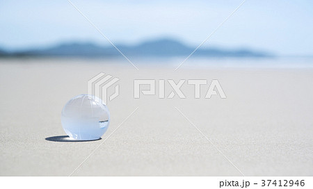 ガラスの地球儀とビーチ ボルネオ島の写真素材