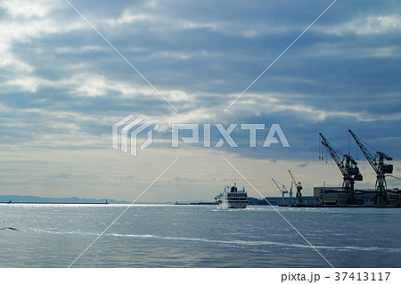 冬の神戸港 新港第一突堤からの眺め 冬の神戸港 新港第一突堤からの眺め 37413117