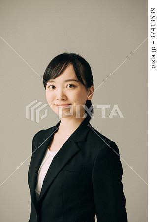 リクルート スーツの若い女性 笑顔の写真素材