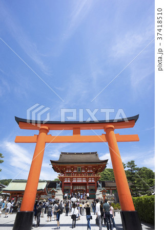 全国に3万社ある身近な神社「お稲荷さん」の総本宮「伏見稲荷大社」稲荷信仰の原点が稲荷山で全体が神域 全国に3万社ある身近な神社「お稲荷さん」の総本宮「伏見稲荷大社」稲荷信仰の原点が稲荷山で全体が神域 37418510