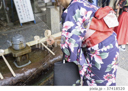 全国に3万社ある身近な神社「お稲荷さん」の総本宮「伏見稲荷大社」手を清める女性 全国に3万社ある身近な神社「お稲荷さん」の総本宮「伏見稲荷大社」手を清める女性 37418520