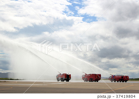大型化学消防車の放水 37419804