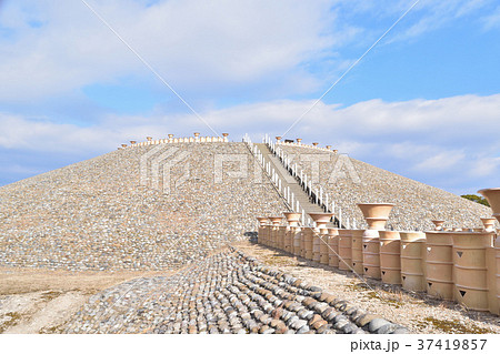 五色塚古墳の後円墳を望む 五色塚古墳の後円墳を望む 37419857