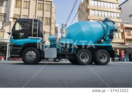 ミキサー車 市街地  37421922