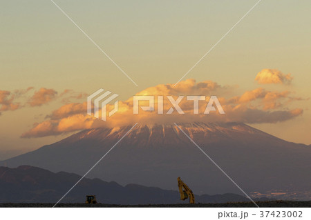 夕日に照らされる富士山 37423002