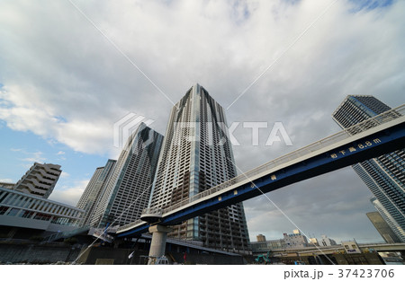 日本の東京都市景観「朝潮小橋とタワーマンション群などを望む」 37423706