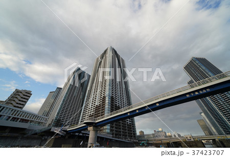 日本の東京都市景観「朝潮小橋とタワーマンション群などを望む」 37423707