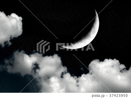 The moon in the night sky 37423950