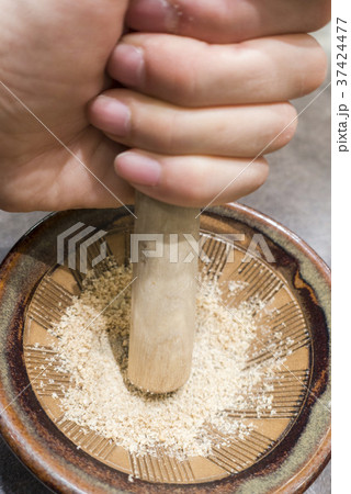 ゴマすり　すり鉢とすりこぎ棒 37424477