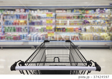 Supermarket aisle with empty shopping cart 37424597