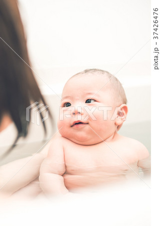 赤ちゃんとお風呂 赤ちゃんとお風呂 37426476