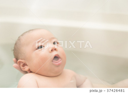 赤ちゃんとお風呂 37426481
