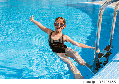 Cute teen girl in swimming pool 37426655