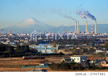 千葉県　富士山と工場煙突と小湊鉄道　俯瞰 37427981