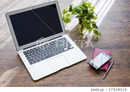 ノートパソコンのある机 37428310