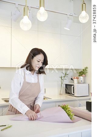 花束 花屋 笑顔 37428859