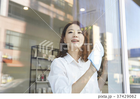 ガラス拭き 若い女性 ウィンドウ 37429062