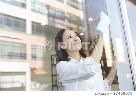 ガラス拭き 若い女性 店員 37429070
