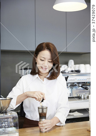 グラインダー バリスタ 女性 37429079