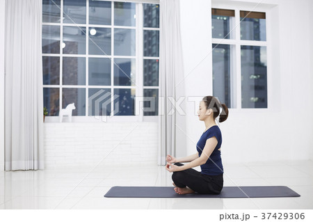 マット 瞑想 女性 37429306