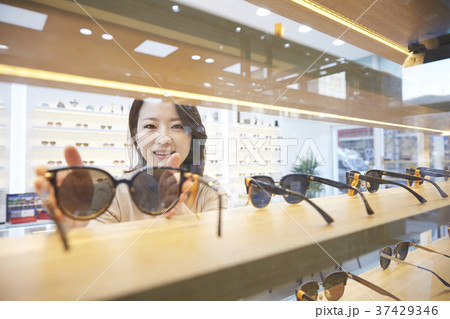 サングラス 棚 女性 37429346