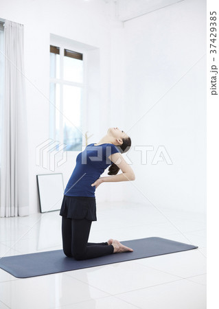 マット ストレッチ 女性 37429385