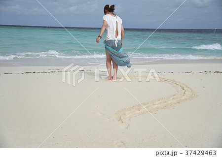 砂浜で遊ぶ女性 砂浜で遊ぶ女性 37429463