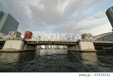 日本の東京都市景観・隅田川にかかる勝鬨橋 37433252