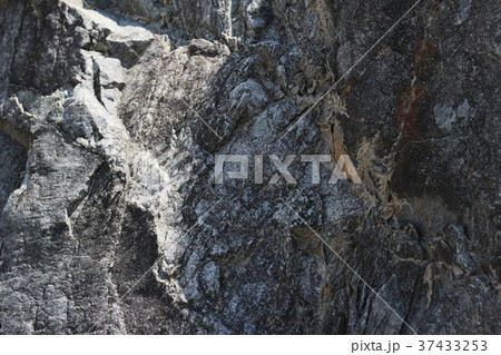 荒い岩肌 37433253