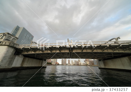日本の東京都市景観・隅田川にかかる勝鬨橋 37433257