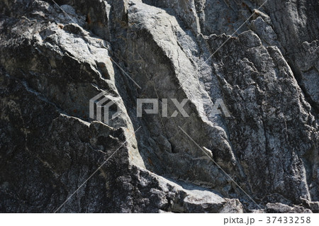 荒い岩肌 37433258