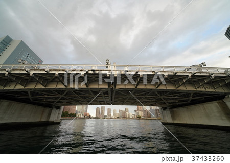 日本の東京都市景観・隅田川にかかる勝鬨橋 37433260